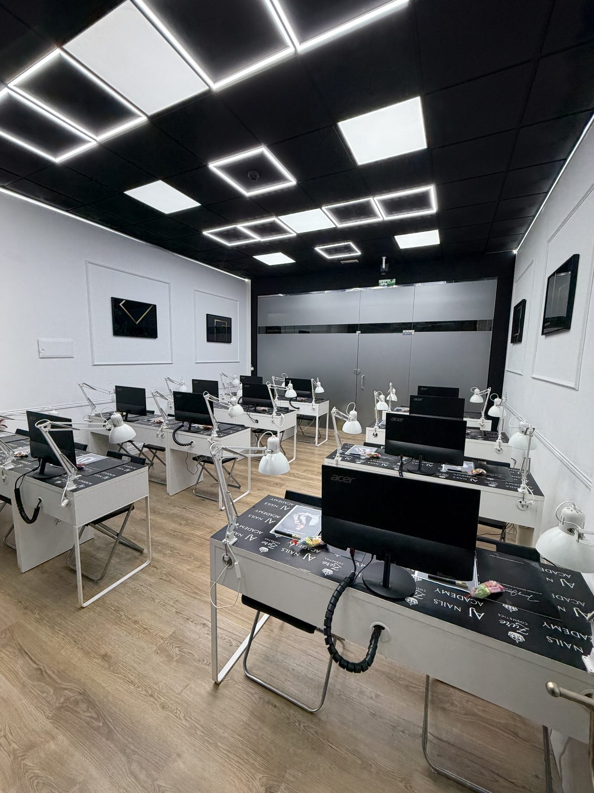 Puestos de trabajo individuales del aula de AJ Academy, con lámpara y aspirador